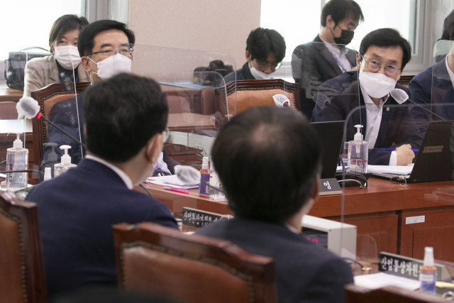 더불어민주당 이장섭 의원이 4일 오전 서울 여의도 국회에서 열린 산업통상자원중소벤처기업위원회 국정감사에서 이창양 산업통상자원부 장관에게 IRA(인플레이션 감축법)관련 질의를 하고 있다. 국회사진기자단