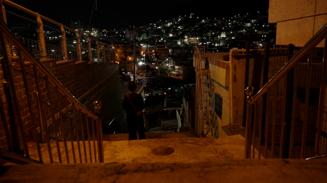 해가 지면 마을은 운치있는 야경 마을로 변신합니다. 마을 어디에서나 산복도로 야경을 볼 수 있습니다.