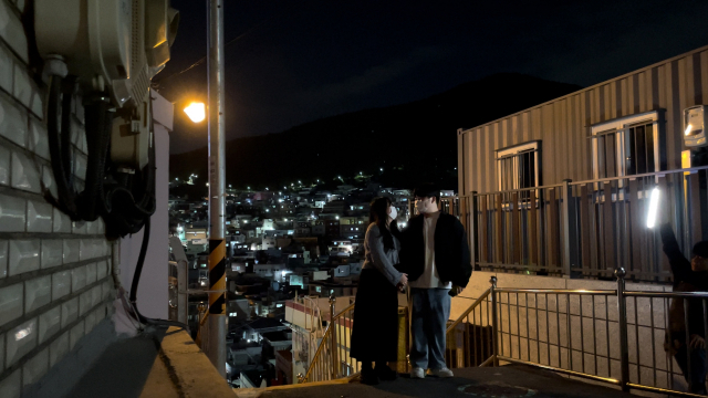 야경과 함께 선 커플. 야경과 함께라면 어디든 '인생샷'입니다.