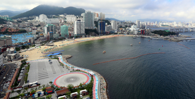 부산 서구 송도해수욕장 전경. 올해 부산국제영화제에서는 서구 송도해수욕장에서 처음으로 '동네방네 비프' 프로그램이 열리지만 일부 구간에서는 태풍 피해 복구가 아직 끝나지 않아 지역 상인들은 기대와 우려가 교차한다. 부산일보 DB