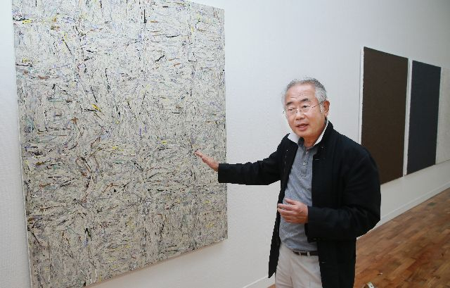 2015년 부산시립미술관에서 개인전 당시의 김태호 작가 모습. 부산일보DB