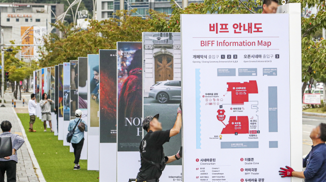 제27회 부산국제영화제(BIFF) 개막을 하루 앞둔 4일 오후 부산 해운대구 영화의전당 비프힐 앞 거리에 상영작을 소개하는 대형 입간판이 설치돼 영화제 분위기를 고조시키고 있다. 김종진 기자 kjj1761@