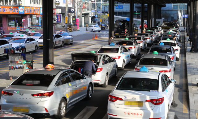 국토교통부가 심야 택시난을 완화하기 위해 택시 부제를 해제하고 법인택시 기사 수급을 원활하게 하기 위한 대책을 발표했다. 부산 동구 부산역 택시 승강장에 대기 중인 택시. 부산일보DB