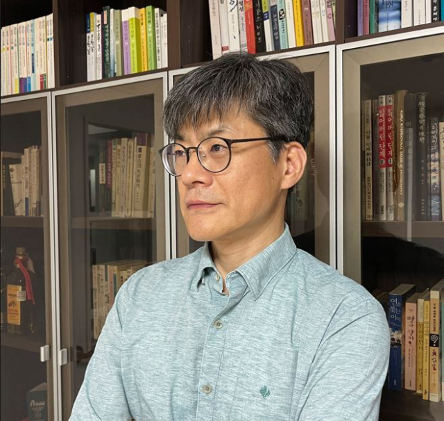 신호철 소설가는 “과학적 개념으로 살아있음을 탐구하고 싶었다”고 했다. 신호철 제공