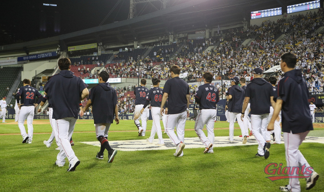 롯데 자이언츠는 3일 두산 베어스와의 시즌 마지막 경기에서 3-9로 패하면서 가을야구 탈락이 최종 확정됐다. 롯데는 9회초 두산에 4실점하며 아쉽게 추격의 기회를 놓치고 말았다. 경기에서 지더라도 총력전을 펼쳐 주길 기대했던 많은 롯데 팬은 선수단이 보여 준 느슨한 경기에 실망감을 드러냈다. 롯데 자이언츠 제공