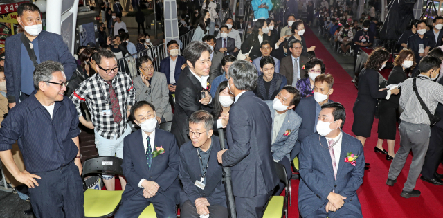 제27회 부산국제영화제(BIFF) 성공을 기원하는 전야제가 4일 오후 부산 중구 남포동 비프광장 야외무대에서 열렸다. 부산국제영화제 이용관 이사장이 배우 이재용과 인사를 나누고 있다. 정대현 기자jhyun@