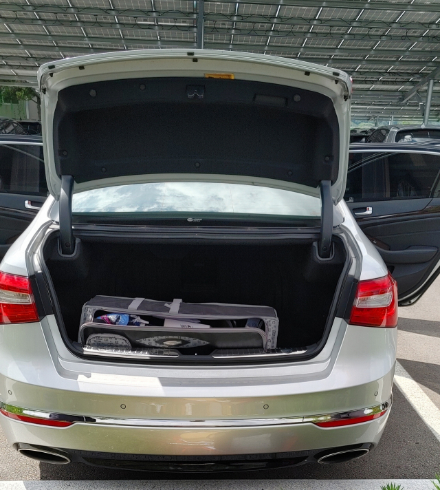 경찰이 압수수색한 공무원 차량과 차에서 발견된 현금 뭉치. 경남경찰청 제공