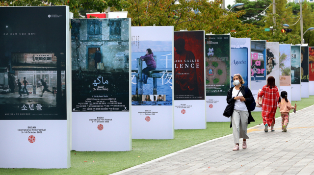 제27회 부산국제영화제(BIFF) 개막을 하루 앞둔 4일 오후 부산 해운대구 영화의전당 비프힐 앞 거리에 상영작을 소개하는 대형 입간판이 설치돼 영화제 분위기를 고조시키고 있다. 정종회 기자 jjh@