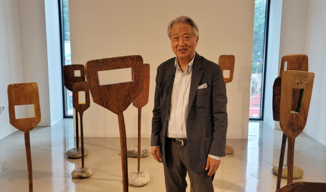 조일상 작가가 옛 농기구인 가래를 이용한 작품들을 소개하고 있다. 오금아 기자