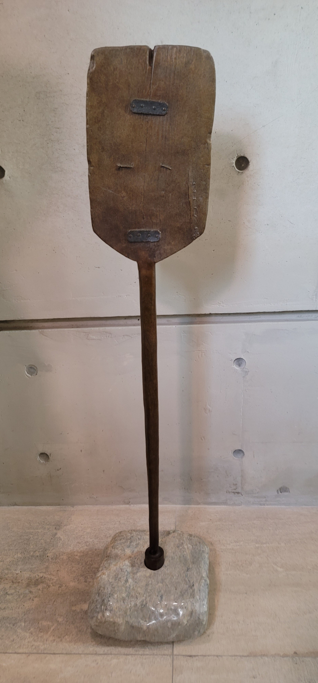 나무 가래를 브론즈로 떠낸 작품. 가래 수선하는데 사용한 철물 조각들이 눈과 입처럼 보인다. 오금아 기자