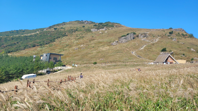억새 평원에서 바라본 간월산. 왼쪽 건물은 대피소, 오른쪽 박공지붕 건물은 휴게소이다.