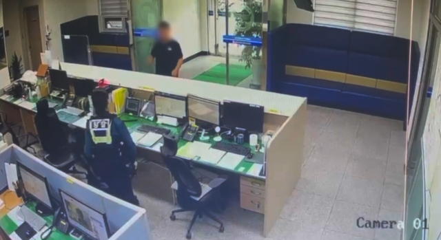 지난 2일 오후 3시 50분께 사상구의 한 파출소에서 40대 남성이 흉기를 든 채 경찰관을 위협하다 제압됐다. 부산경찰청 제공 영상 캡처