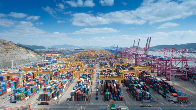 국내 수출 기업의 4분기(10∼12월) 실적이 더 악화할 것으로 전망됐다. 컨테이너 화물로 가득 찬 부산항 신항 전경