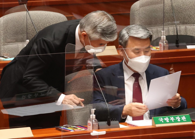 이종섭 국방부 장관(오른쪽)과 이기식 병무청장이 지난달 5일 서울 여의도 국회에서 열린 예산결산특별위원회 전체회의에서 대화하고 있다. 연합뉴스