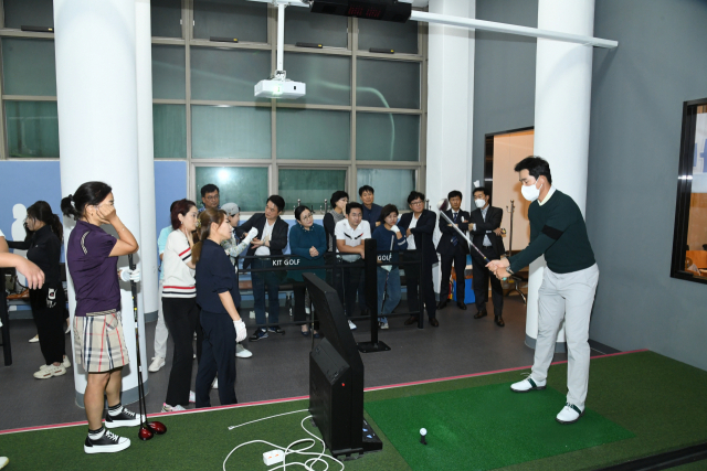 이시우 프로골퍼가 4일 경남정보대 민석스포츠센터에서 제15기 부산일보CEO아카데미 골프특강을 하고 있다.
