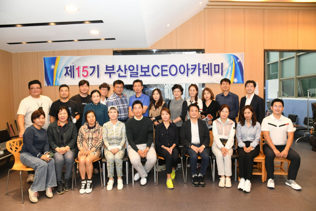 4일 경남정보대 민석스포츠센터에서 제15기 부산일보CEO아카데미 골프특강을 펼친 이시우(앞줄 왼쪽에서 다섯 번째) 프로골퍼와 특강에 참여한 제15기 부산일보CEO아카데미 원우들.
