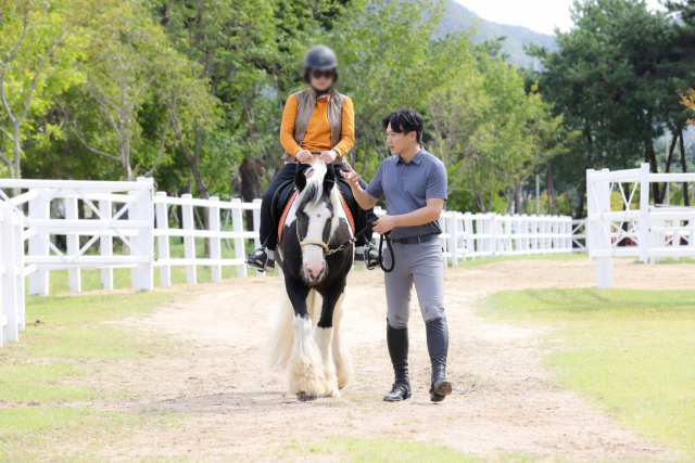 부산경남경마공원은 최근 부산 중구 휘림한방병원 환자들을 경마공원으로 초대해 홀스테라피를 시행했다.