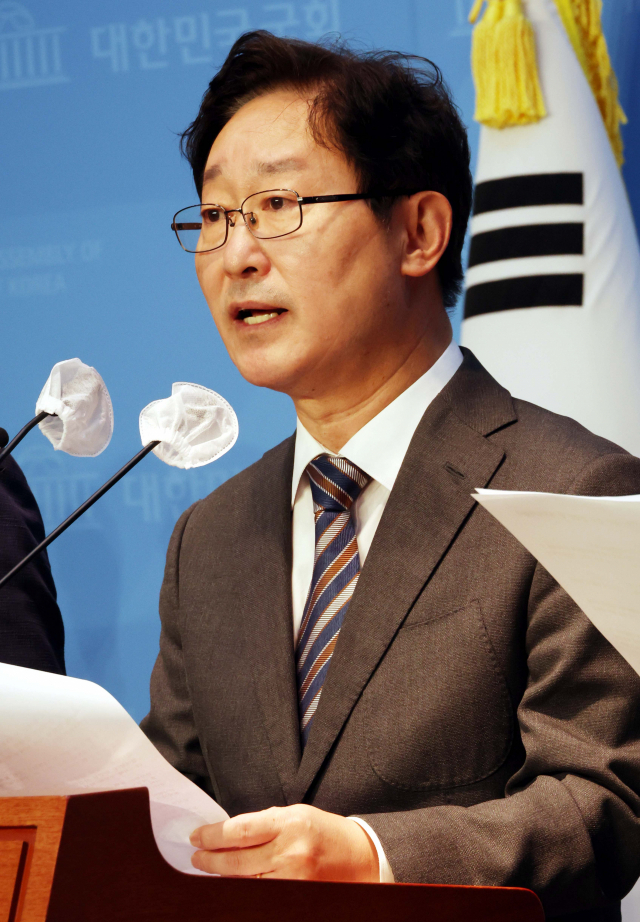 3일 오전 국회 소통관에서 더불어민주당 윤석열 정권 정치탄압대책위원회 박범계 위원장이 최근 감사원의 문재인 전 대통령 서면조사에 대한 규탄 기자회견을 하고 있다. 연합뉴스