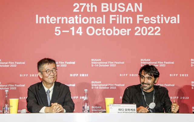 허문영 집행위원장과 하디 모하게흐 감독이 제27회 부산국제영화제(BIFF) 개막작 ‘바람의 향기’ 기자회견을 열고 있다. 김종진 기자 kjj1761@