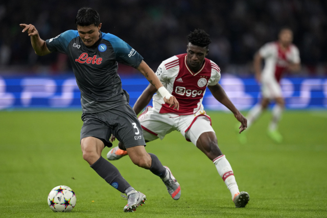 나폴리의 김민재(왼쪽)가 5일(한국시간) 네덜란드 암스테르담의 요한 크라위프 아레나에서 열린 2022-2023 유럽축구연맹(UEFA) 챔피언스리그 A조 3차전 아약스와의 원정 경기에서 공을 몰고 있다. AP연합뉴스