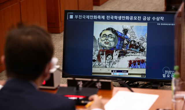 박보균 문화체육관광부 장관이 5일 국회 문화체육관광위원회 국정감사에서 야당 의원이 준비한 ‘윤석열차’ 자료화면을 보고 있다. 김종호 기자 kimjh@