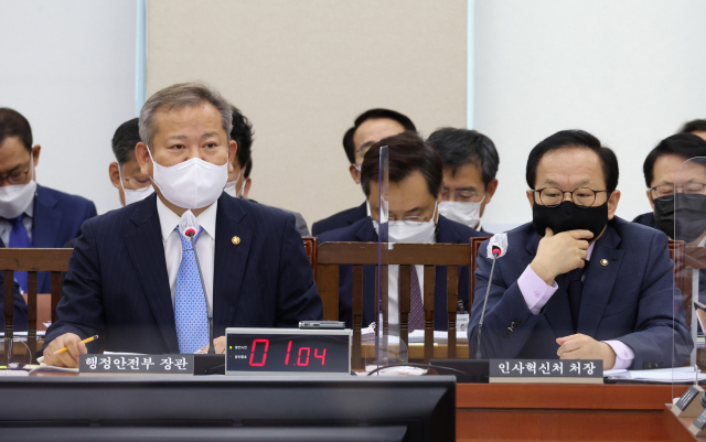 이상민 행정안전부 장관이 4일 국회에서 열린행정안전위원회 국정감사에서 의원들의 질의에 답변하고 있다. 김종호 기자 kimjh@