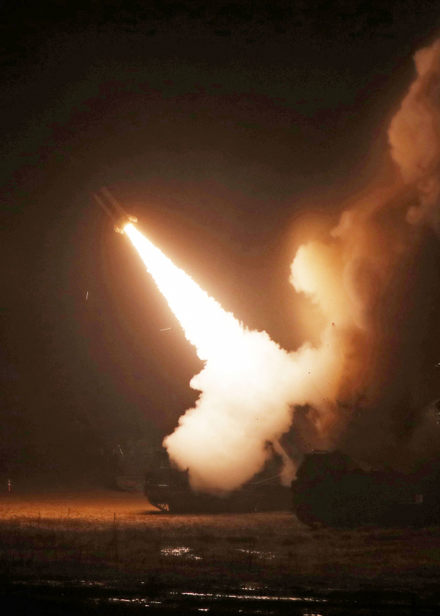 한·미 군 당국은 5일 동해상으로 연합 지대지미사일 사격을 했다. 합참 제공