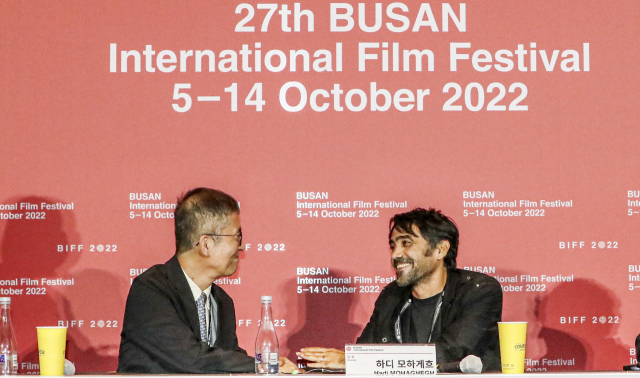 허문영(왼쪽) 집행위원장과 하디 모하게흐 감독이 5일 부산 해운대구 영화의전당 중극장에서 개막작 ‘바람의 향기’ 기자회견을 하고 있다. 김종진 기자 kjj1761@