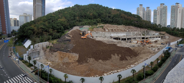 부산 수영구 민락동 옛 미월드 부지. 특급호텔 등 건립이 추진되던 이곳에 생활형 숙박시설 2동 개발을 추진하는 건축계획안이 최근 부산시와 수영구청에 제출됐다. 강선배 기자 ksun@