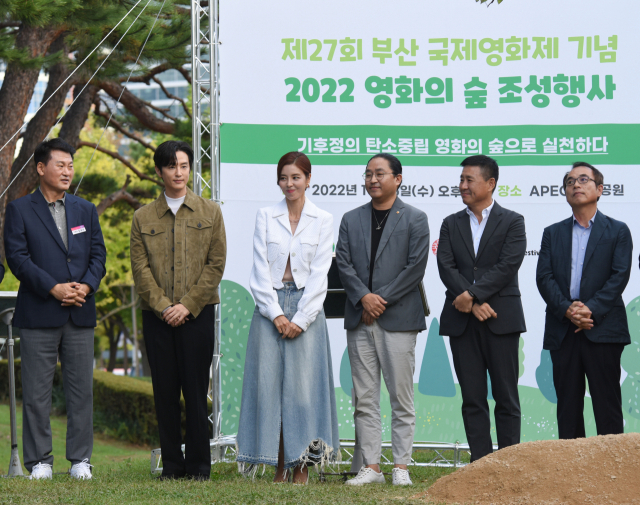 5일 BIFF 굿즈스토어에서 당일 판매분이 동이 난 ‘양조위 스페셜 굿즈 패키지’(위)와 같은 날 오후 4시께 APEC 나루공원에서 열린 영화의 숲 조성 행사. 김종진 기자·안지현 인턴기자 kjj1761@