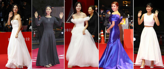 제27회 부산국제영화제가 5일 오후 부산 영화의전당에서 열린 개막식을 시작으로 화려한 막을 올렸다. 배우와 감독 등 참석자들이 레드카펫 위로 입장하고 있다. 왼쪽부터 한채아, 전여빈, 한선화, 김규리, 전채은 배우. 정종회·김종진 기자 jjh@