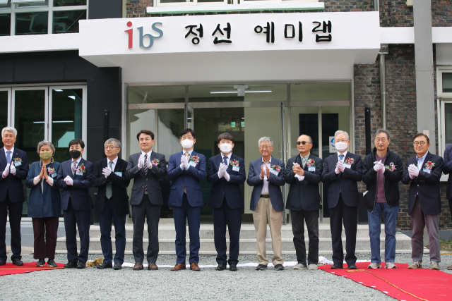 오태석 과학기술정보통신부 제1차관이 5일 오후 강원도 정선군 예미랩 지상연구실에서 열린 '예미랩 준공식'에 참석해 기념 촬영하고 있다. 과기정통부 제공