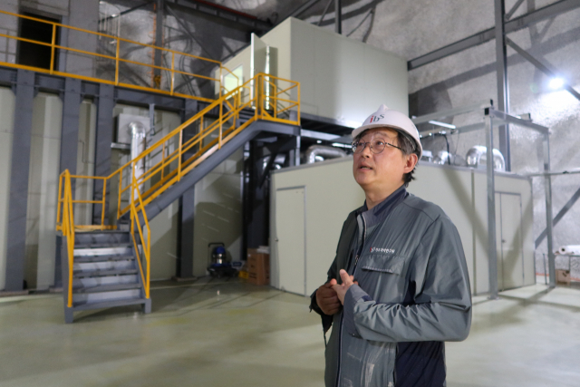 기초과학연구원(IBS)은 5일 강원도 정선군 신동읍 예미산 지하 약 1000ｍ에 위치한 실험실인 '예미랩' 준공식을 열었다. 예미랩 면적은 총 3000㎡ 규모로, 10개 이상의 독립적 실험이 가능한 구조다. 사진은 AMoRE 실험실을 설명하는 IBS 관계자. 연합뉴스