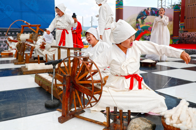 산청무명베짜기보존회 회원들이 노동요를 부르며 물레를 이용, 목화솜에서 실을 자아내고, 베틀을 이용해 무명베짜기를 재현하고 있다. 산청군 제공