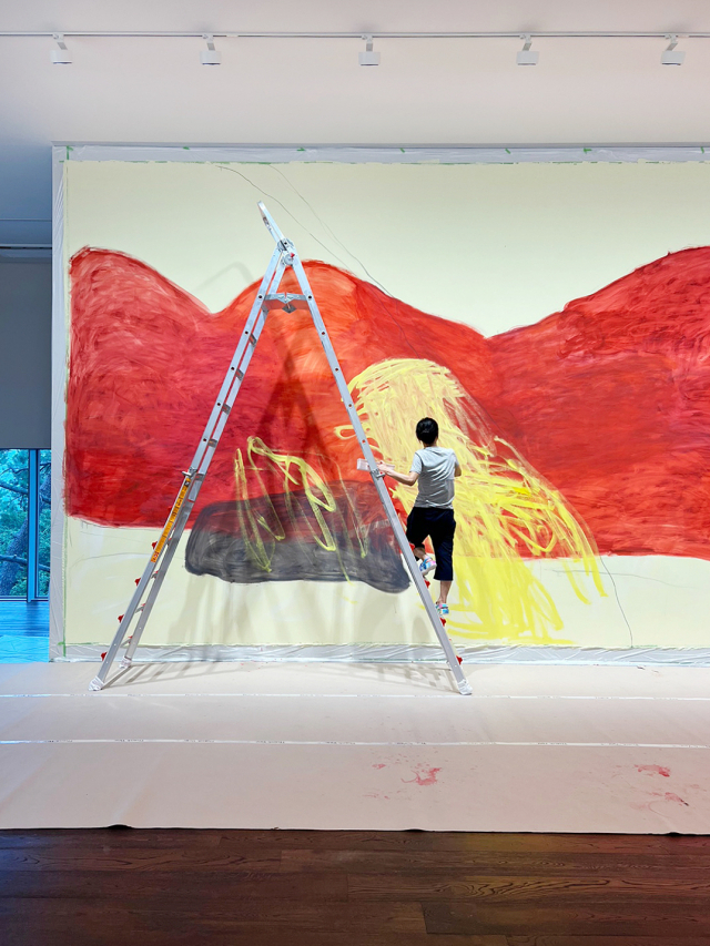 윤종숙 작가가 벽화 작업을 하는 모습. 조현화랑 제공