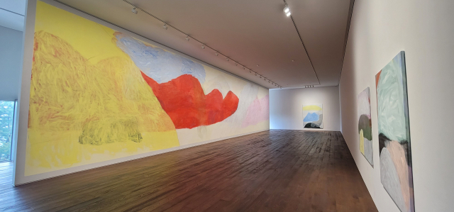 윤종숙 작가의 대형 벽화(왼쪽)와 다른 작품들이 전시된 모습. 오금아 기자