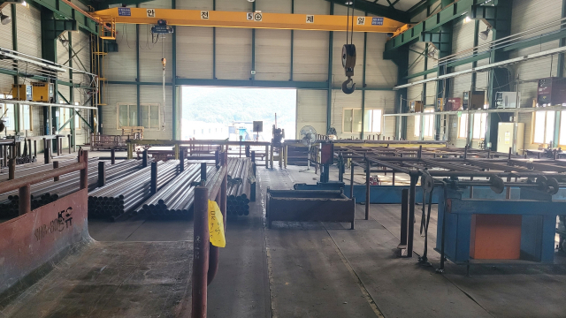 거제시 오비일반산단에 자리 잡은 중견 조선기자재업체 (주)삼녹. 최근 수주가 늘면서 일감이 밀려들고 있지만, 인력난에 제작 공장 3동 중 1동은 2년째 개점 휴업 중이다. 김민진 기자