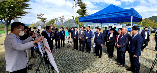 낙동강권역 6개 시·구 관계자들이 이날 협약식 체결 후 황산공원에 설치된 생태탐방선 선착장 입구에서 현황 브리핑을 받고 있다. 김태권 기자