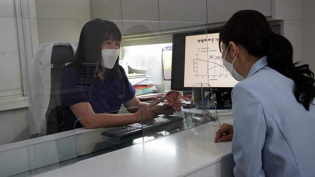 유지희 진료부원장이 습관성 유산의 원인과 검사법에 대해 설명하고 있다. 세화병원 제공