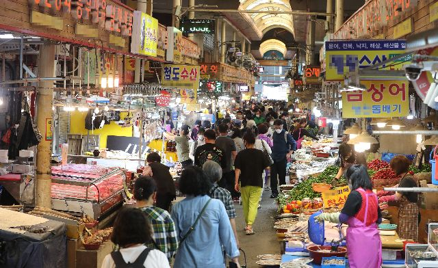 사진은 부산 시내 한 재래시장 모습. 부산일보DB