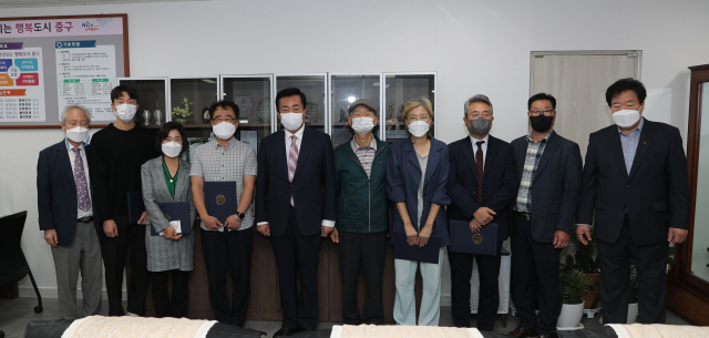 부산 중구 광복동 주민센터(동장 이명선)는 5일 중구청 구청장실에서 ‘중구 전통시장 상인회와 함께하는 광복동 사진 공모전’ 시상식을 개최했다.