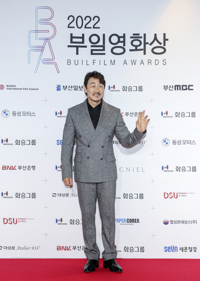 ‘2022 부일영화상’ 시상식에 앞서 배우 허준호가 포즈를 취하고 있다. 김종진 기자 kjj1761@
