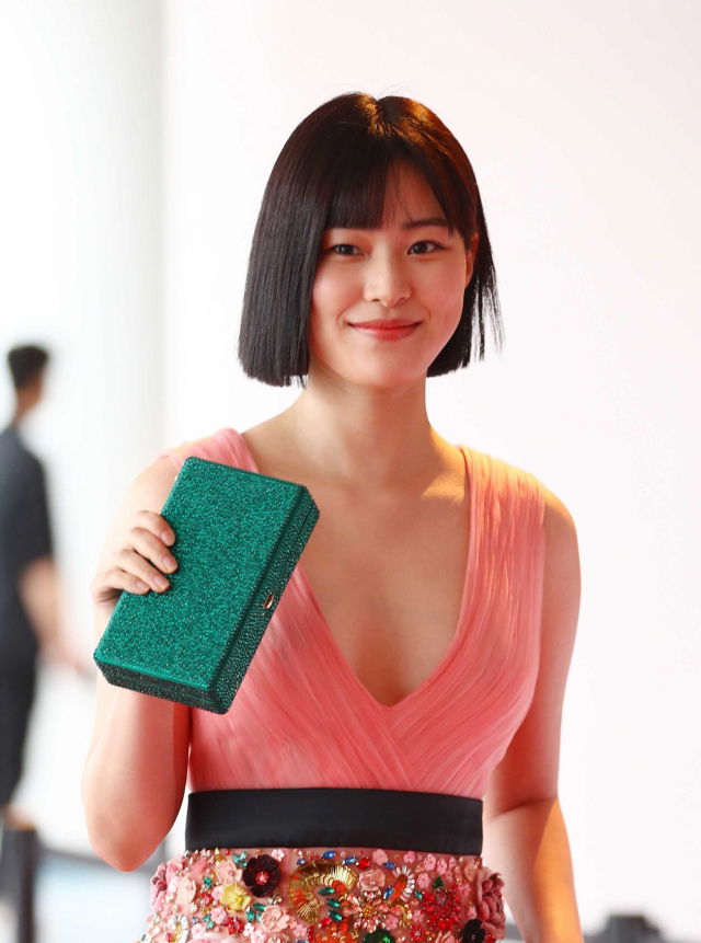 국내 최초의 영화상이자 공정성으로 이름난 ‘2022 부일영화상’이 6일 부산 해운대구 시그니엘 부산 그랜드 볼룸에서 화려한 막을 올렸다. 시상식에 참석한 배우 이수경이 레드카펫으로 입장하고 있다. 정종회 기자 jjh@