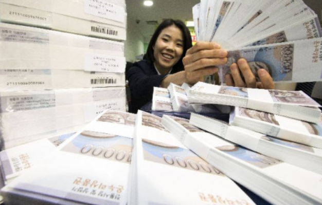 서울 중구 명동 새마을금고에서 한 직원이 온누리상품권을 선보이고 있다