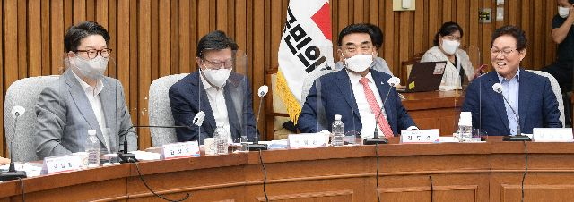 사진은 국민의힘 권성동 당 대표 직무대행 겸 원내대표가 지난 7월 27일 오전 국회에서 열린 국민의힘-부산·울산·경남 예산정책협의회에서 참석자들과 대화하고 있다. 왼쪽부터 권 직무대행, 박형준 부산시장, 김두겸 울산시장, 박완수 경남도지사. 연합뉴스