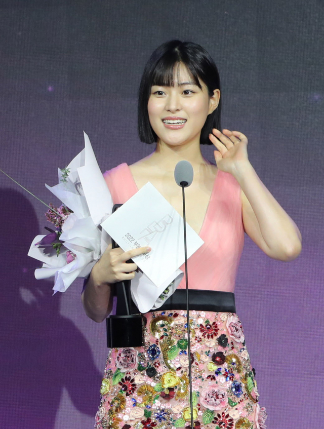 2022 부일영화상 여우조연상을 수상한 이수경 배우. 이재찬 기자 chan@