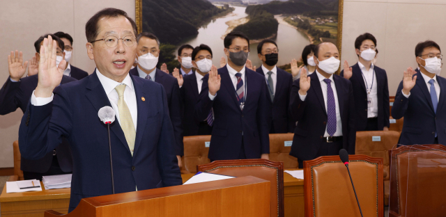 조승환 해양수산부 장관이 6일 국회 농림축산식품해양수산위원회에서 열린 국정감사에서 증인 선서를 하고 있다. 김종호 기자 kimjh@