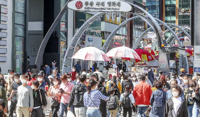 사진은 부산 중구 비프광장을 찾은 시민들이 휴일을 즐기고 있는 모습. 부산일보DB