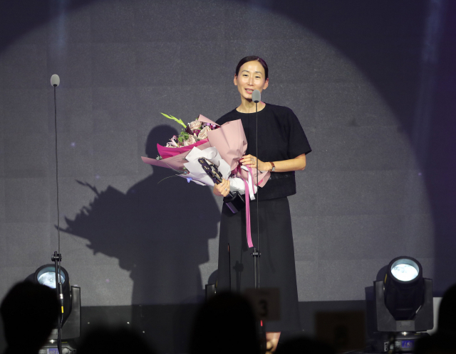 ‘헤어질 결심’의 박찬욱 감독이 2022 부일영화상 시상식에서 최우수작품상을 수상했다. 미국 촬영 중인 박 감독을 대신해 대리 수상한 백지선 모호필름 대표가 소감을 밝히고 있다. 이재찬 기자 chan@