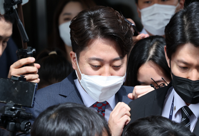 국민의힘 이준석 전 대표가 지난달 28일 서울남부지방법원에서 열린 국민의힘 당헌 효력 정지 가처분 심문을 마친 뒤 법원을 나서고 있다. 연합뉴스